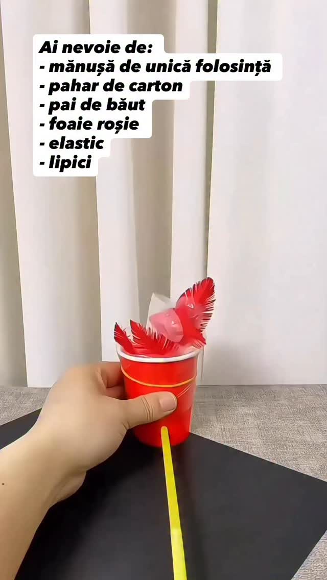 😂 Când n-ai jucării… îți faci una din ce ai prin casă!
Un cocoș haios care prinde viață dintr-o mănușă, un pahar și puțină imaginație 🧤🐔
Genul de activitate care pare simplă, dar îi ține pe copii ocupați și super încântați.
👉 Bonus: nu trebuie să fii „priceput” – iese oricum simpatic!
#gradinitaonline #activitaticopii #activitatipentrucopii #kidsactivities #activitiesforkids