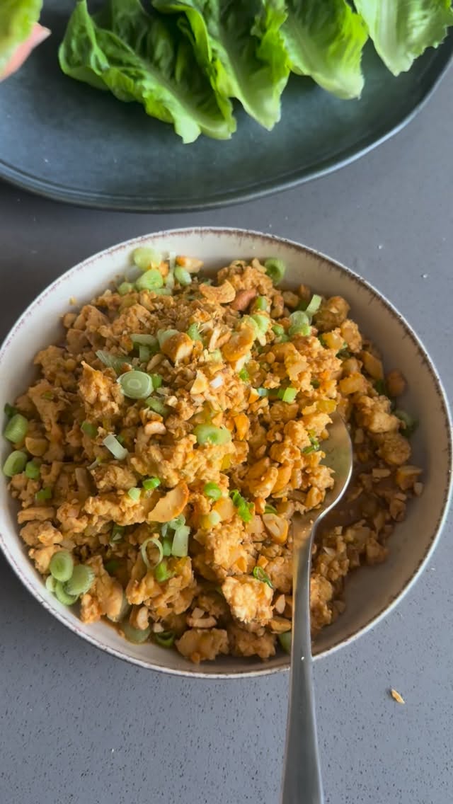 Sígueme para más recetas deliciosas para toda la familia
Ingredientes (relleno):
• 1 kg de pechuga de pollo molida
• ½ taza de cebolla picada
• ½ taza de apio picado
• ½ taza de jícama picada
• Paprika al gusto
• Sal al gusto
• 2 cucharadas de maicena
• ¼ taza de agua fría
Ingredientes (salsa):
• ⅓ taza de tamari o soya
• ¼ taza de miel
• 2–3 cucharadas de pasta de tomate
• 2 cucharaditas de vinagre de arroz
• Un chorrito de aceite de ajonjolí tostado
• 1 diente de ajo picado
• ½ cucharadita de hojuelas de chile seco (opcional)
Para servir:
• Hojas de lechuga romana (mini)
• Cebollín picado
• Nuez de la india picada
Preparación:
1. Licúa todos los ingredientes de la salsa hasta obtener una mezcla tersa.
2. En una olla, sofríe la cebolla, el apio y la jícama hasta que estén ligeramente suaves.
3. Añade el pollo molido, sazona con paprika y sal, y cocina deshaciendo los grumos con un cucharón hasta que esté bien cocido.
4. Incorpora la salsa y la maicena disuelta en el agua fría. Mezcla bien.
5. Deja hervir durante 10 minutos hasta que la salsa espese y concentre sabor.
6. Sirve en hojas de lechuga y termina con cebollín y nuez de la india.
Es de esas recetas que tienen verduras “escondidas”, mucho sabor y cero pelea en la mesa.
Sígueme para más ideas fáciles, reales y que funcionan en tu familia!