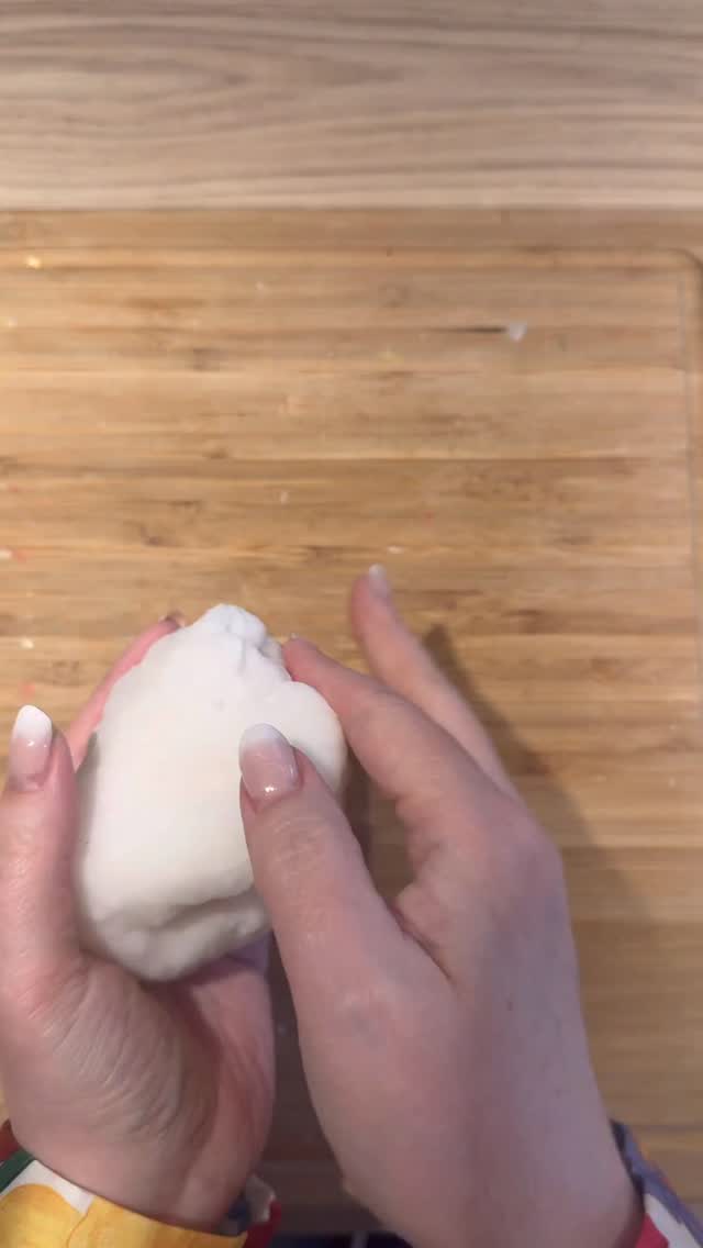 On cherche toujours des activités compliquées…
alors que les enfants ont juste besoin de simplicité
Moins d’écrans
Plus de calme
Plus de concentration
Plus de créativité
Ce sont ces petites activités sensorielles qui changent vraiment les journées à la maison
(et qui sauvent certains mercredis… clairement 🤍)
Si tu veux recréer ce genre de moments sans écran, tu es au bon endroit
👉 Écris IDÉES et je t’envoie tout
#activiteenfant #activitessansecran #montessorimaison #parentalitepositive #mamanfatiguée