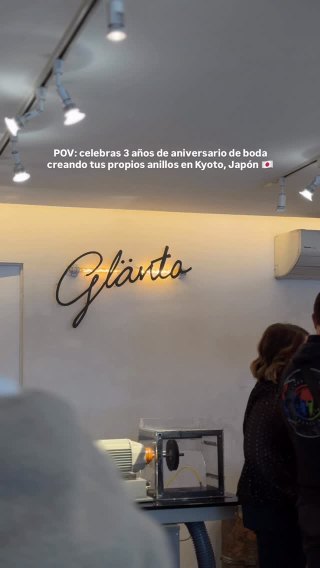 ALGO PERSONAL 👀
Este video no es de un cliente, es mío… pero igual tiene TODO que ver con contenido
Te quiero compartir este momento porque me pasó algo que sé que a ti también te pasa: quería grabarlo, pero al mismo tiempo quería vivirlo de verdad!
¿La realidad? Sí se pueden hacer ambas cosas 🪄
No necesitas estar agarrando el celular todo el tiempo ni interrumpir el momento
😮💨A veces es tan simple como dejar un trípode grabando y olvidarte un poco de eso
Cuando planeamos hacer esto con mi esposo, sabía que quería documentarlo… no para subirlo ese mismo día, sino para tenerlo y convertirlo en algo especial después✨
Y aquí es donde te lo dejo:
no todo el contenido se crea en el momento, pero sí se captura en el momento
Siempre te lo voy a decir: graba todo lo que puedas
Porque en el momento correcto, eso se convierte en contenido
Everything is content ✨
POV: celebras 3 años de aniversario de boda creando tus propios anillos en Kyoto, Japón 😮💨🇯🇵
Hasta los grabamos con la fecha de nuestra boda 🤍
📍Glänta, Kyoto
#kyoto #japon #contentcreator #glanta #ringskyoto