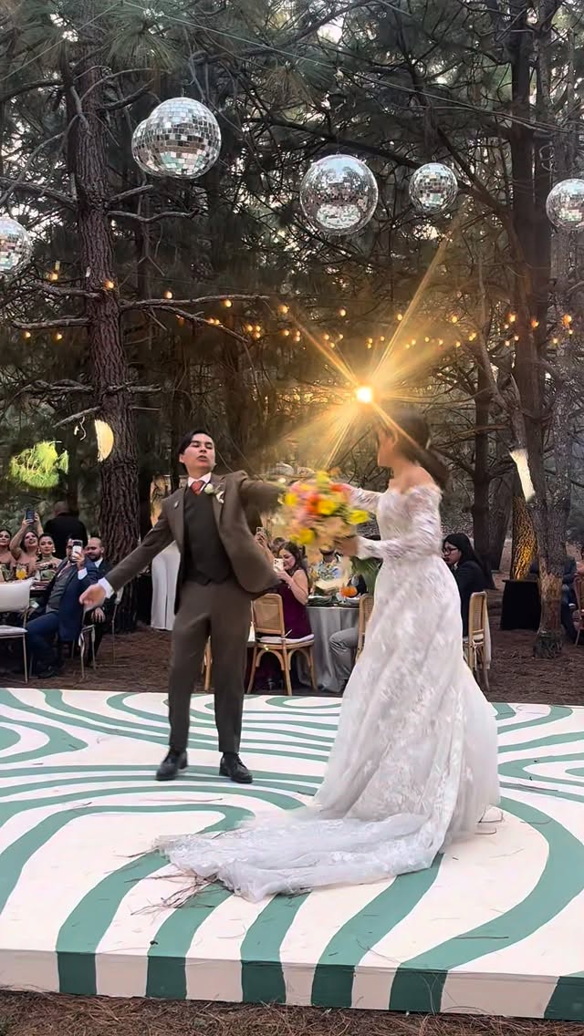 Para los que tenían duda si se puso bien o no la fiesta de Isa&Vic, con invitados fotógrafos y videografos, aquí la prueba👇🏻
#bodasmexico #bodasfotografo #weddinginspo #fiestaboda