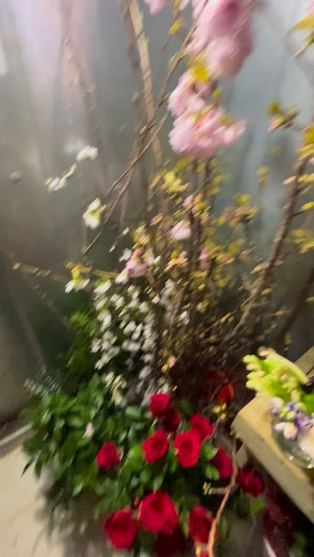 trying to get on our amazing florist team’s level🙇♀️💐
#luxluf #luxlufevents #nycflorist #nycevents #flowers