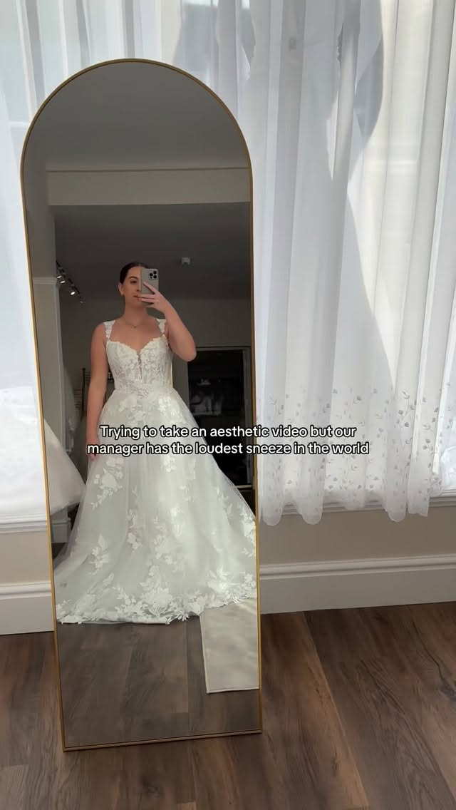 But the dress is still centre stage 🤝
Vannia by @rosa_clara 🩷