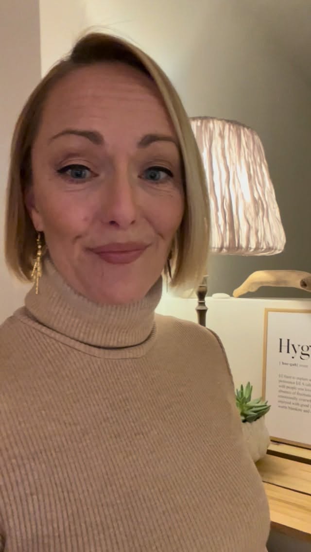 Råt & autentisk🧡✨
Puha sikke en omgang!!
Hvis du kan nikke genkendende til en eller flere af de ting, som jeg deler her i videoen
Så skal du bare vide at du IKKE er alene!!🤗
Men det kan føles enormt ensomt at gå igennem en #spiritualawakening og på et tidspunkt følte jeg at jeg havde mistet alting - især mig selv!😔
At miste mit selvværd, min power, min Mojo og hele essensen af mig selv, var nok det sværeste.
Men det jeg har fundet ud af, herude på den anden side af denne dybe og lange transformerende rejse🙏🏻
Er at alt det som ikke længere tjente mit højeste bedste i at udleve mit største potentiale her på jorden, måtte opløses. Forsvinde ud af mit liv.
Derfor har jeg igennem de sidste par år givet slip på både min kæreste, veninder, nære familiemedlemmer, begrænsende overbevisninger og sidst men ikke mindst overlevelsesstrategier, som ikke længere tjente mig.💔💫
For første gang i mit liv føler jeg fred og ro, uden alt dramaet og det er skønt at vide at JEG har skabt alt dette, fordi jeg tog nogle svære valg!🧡
Du kan mere end du tror!
#transformation#selvudvikling#personligudvikling#selvkærlighed