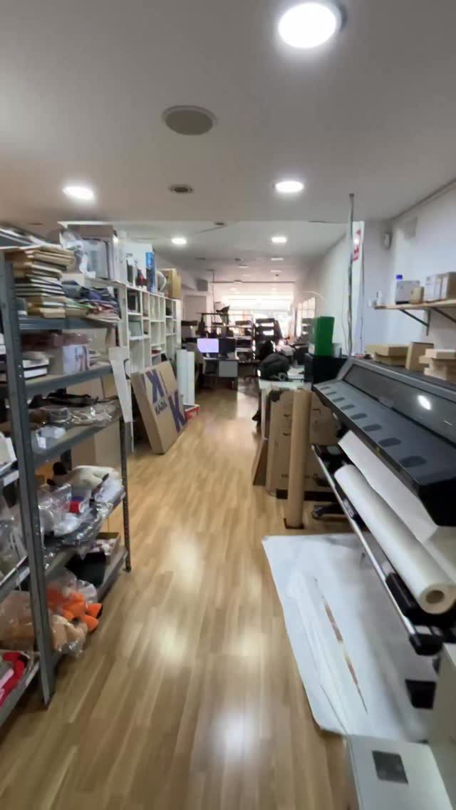 La semana pasada estuvimos en @alveraimpresion viviendo algo que todo fotógrafo debería experimentar al menos una vez: ver su trabajo cobrar vida en papel.
En este taller de impresión aprendimos aspectos clave que muchas veces pasamos por alto: la resolución, el tamaño de impresión, el espacio de color, los tipos de papel o los procesos de impresión. Porque una fotografía no termina en la pantalla… empieza de verdad cuando se imprime.
En este vídeo os enseño la misma imagen en cuatro acabados diferentes:
▪️ Impresión digital en papel estándar (el típico folio de casa)
▪️ Impresión digital en papel de algodón
▪️ Emulsión fotográfica sobre papel Fujifilm
▪️ Impresión con plotter en papel Hahnemühle
El resultado cambia por completo en cada caso. Textura, contraste, profundidad… cada decisión transforma la imagen.
Porque no solo importa lo que fotografiamos, sino cómo decidimos mostrarlo.
¿Cuál sería vuestra elección?
#clasesdefotografia #cursofotografia #fotografia #impresion
Music: A New Beginning
Artist: Agnese Valmaggia