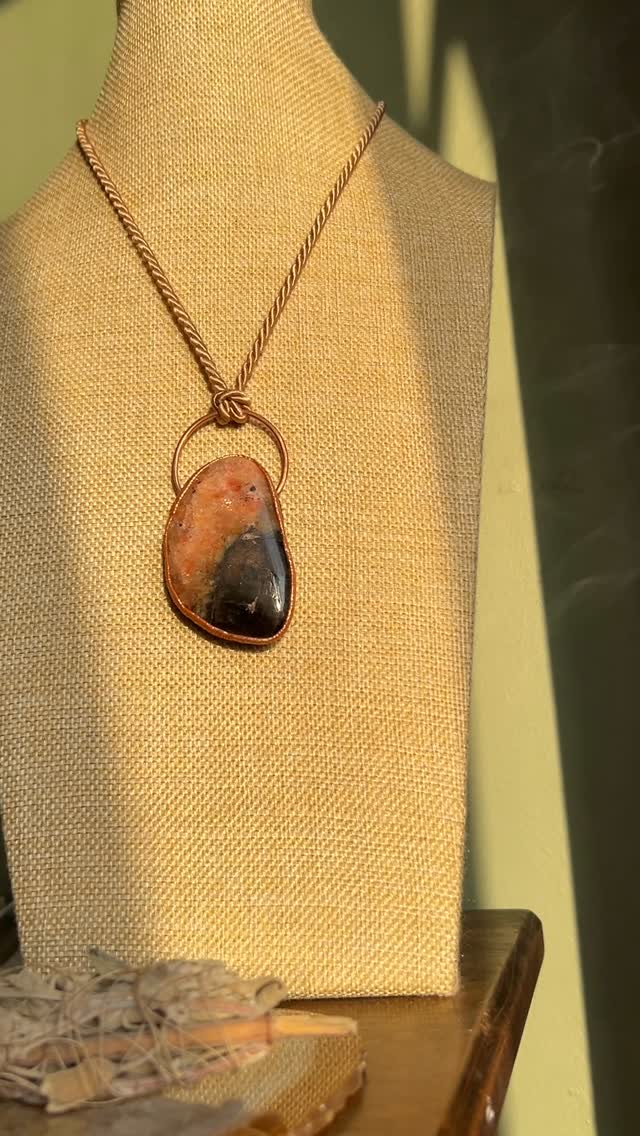 Weaving together intuition and radiant inner power: Sunstone-Iolite is a beautiful combination crystal 💎
Iolite connects you to your inner vision, guiding you back to your own deep knowing 👁️
While Sunstone lifts your energy with warmth, joy, and a sense of independence, helping you release what no longer feels aligned for you ☀️
They combine together in this beautiful stone 😍
This talisman is perfect for trusting your path, following your intuition, and moving forwards with light and confidence 🙌
www.coppermyst.com 💎