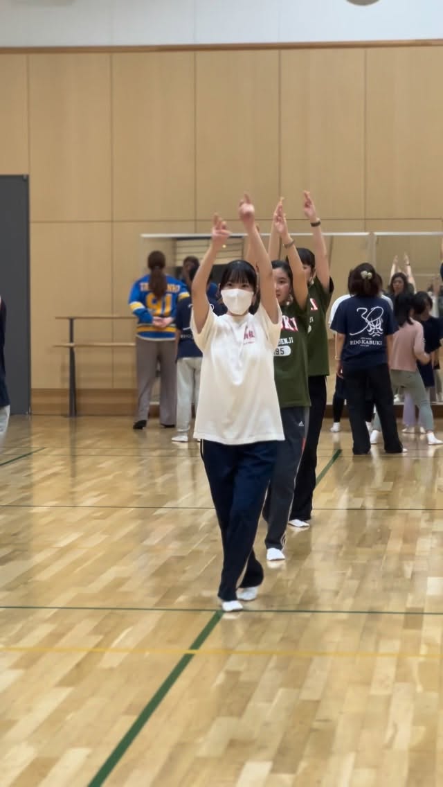 .
全体練習での一場面🎞️✨
女踊り、学生メンバーが増え、若手チームの成長が目まぐるしい、、、✨
毎練習頑張ってくれています(ありがとう‼︎)
#江戸歌舞伎連
#高円寺阿波おどり
#女踊り