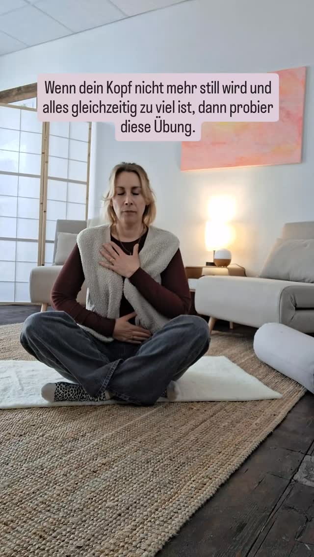 Wenn dein Gedankenkarussell nicht mehr aufhört
und alles zu viel wird, probier diese einfache Übung:
1. Nimm dir 10 Minuten Zeit
Setz dich hin.
Ohne Handy.
Ohne Ablenkung.
2. Frag dich: Was ist gerade wirklich da?
Nicht analysieren.
Nicht bewerten.
Nur wahrnehmen.
Vielleicht ist da Druck.
Unruhe.
Erschöpfung.
Enge im Körper.
3. Frag dich: Was liegt heute in meiner Kontrolle?
Nicht alles.
Nur ein kleiner, realistischer Schritt.
4. Erlaube dir, es einfach zu lassen
Du musst nicht sofort handeln.
Manchmal reguliert sich dein Nervensystem,
wenn du einfach da bist.
Wenn dein Nervensystem unter Spannung steht,
werden Gedanken oft lauter.
Nicht, weil du zu wenig nachdenkst,
sondern weil dein System überfordert ist.
Genau hier setzt meine Nervensystemarbeit an.
Sanft. Tiefgehend. Und alltagsnah.
Wenn du merkst, dass dich innerer Druck, Überforderung oder Gedankenkreisen häufiger begleiten,
dann begleite ich dich gerne in einem Kennenlerngespräch.
Wir schauen gemeinsam, wo du gerade stehst
und was dein Nervensystem gerade wirklich braucht.
Den Link zum Kennenlerngespräch findest du in meiner Bio.
Love
Carola
#sicherinmir #Nervensystem #embodinent