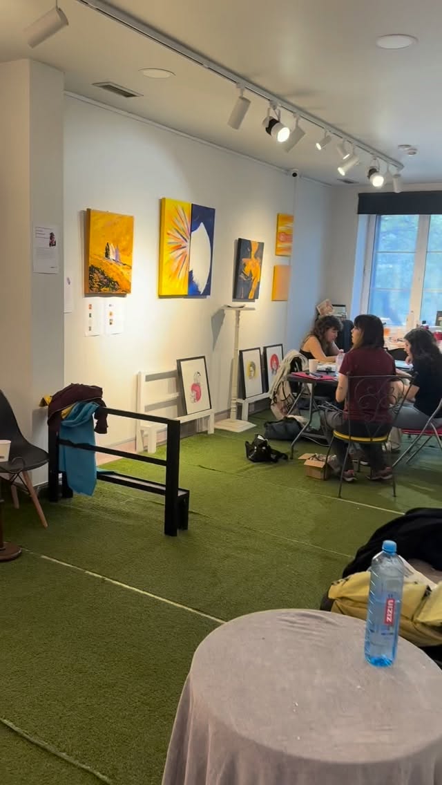 Busy art life in our ART hub Madeira today.
The space is full.
Hands moving, materials everywhere, ideas flowing.
Some are deep in process, some are just starting.
Conversations, textures, experiments — all happening at once.
This is how it feels when art is alive.
Not perfect, not quiet — but real.
#ArtHubMadeira #artemassociation #artcentercaravel #visitmadeira #visitfunchal