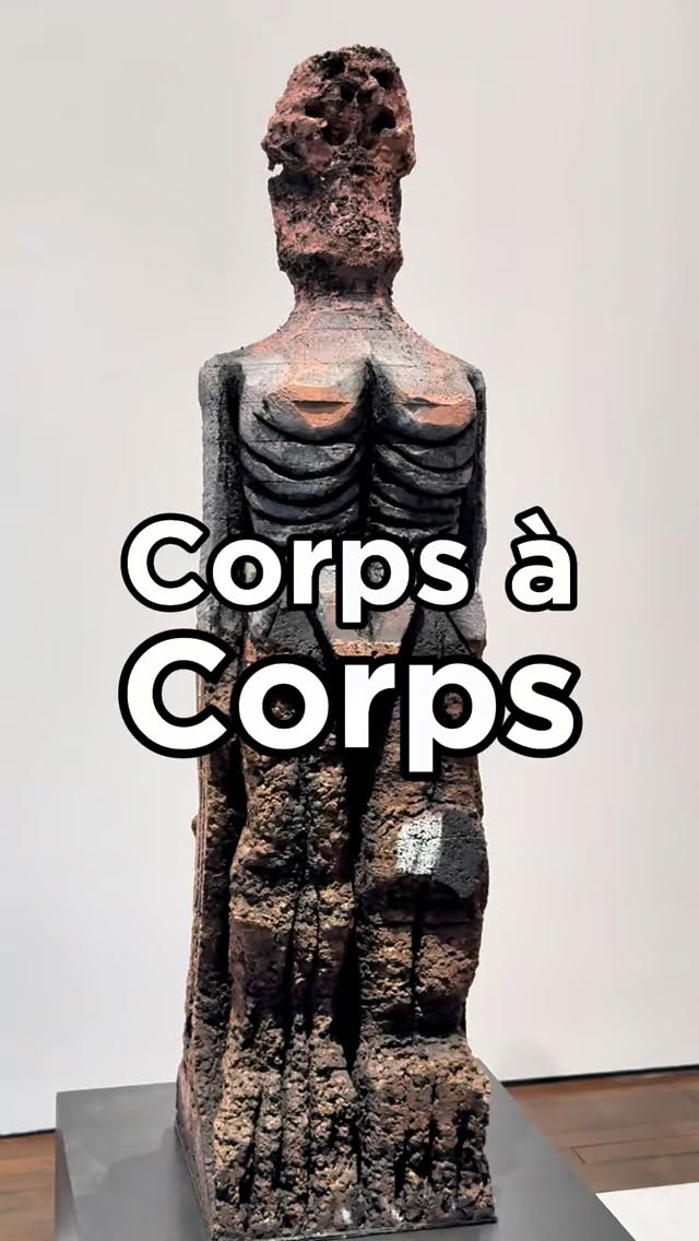 L’Institut Giacometti présente jusqu’au 24 mai 2026, une exposition qui fait dialoguer deux artistes : Huma Bhabha et Alberto Giacometti bien sûr. Huma Bhabha, qui vit aux États-Unis, a été invitée à créer de nouvelles œuvres spécialement pour cette exposition. Elle y présente des sculptures – figures debout, têtes, fragments de corps – ainsi que des dessins et des photographies, en regard d’œuvres majeures de Alberto Giacometti, comme L’Homme qui marche, La Jambe ou Les Femmes de Venise. Depuis longtemps, Bhabha admire Giacometti. Tous les deux placent le corps humain au centre de leur travail. Leurs figures sont à la fois fragiles et puissantes, parfois drôles, parfois inquiétantes. Elles parlent de la vie, de la mort, de la violence du monde, mais aussi de tendresse. Et toujours avec une pointe d’humour noir. Huma travaille l’argile, le liège, le bronze, et assemble différents matériaux pour faire naître des silhouettes marquées par l’émotion. Au fil des salles, on découvre des œuvres puissantes, comme une grande figure blessée mais toujours debout, ou des têtes à la fois monstrueuses et touchantes. Les deux artistes puisent dans l’art antique, africain, asiatique ou de la Renaissance pour inventer de nouvelles formes autour du corps humain qui reste un terrain d’exploration infini.
————————-
Institut Giacometti
5, rue Victor Schœlcher - Paris 14
Ouvert du mardi au dimanche de 10h à 18h (dernière entrée à 17h20).
Plein tarif : 9€ - Tarif réduit : 3€ pour les 18-26 ans ) Gratuit : -18 ans
#giacometti #sculpture_art #albertogiacometti #museeparis #parismuseum