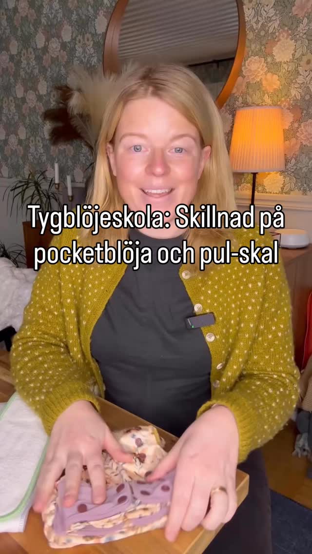 Tygblöjeskola för dig som vill börja med tygblöjor ❤️Vad är skillnaden på pul-skal och pocketblöja?Båda två är uppbyggda på samma sätt 🌿 de är tillverkade i pul och har knappar på utsidan för att justera storleken. Det finns rejäla resårer runt benen och i ryggen för att förhindra bajsläckage.Skillnaden är att en pocketblöja har en ficköppning där man kan lägga i ett inlägg. Det innebär att det fastsydda tyget i blöjan kommer att vara närmast barnets hud och du behöver byta hela blöjan med inlägg vid varje blöjbyte.I ett skal kan du lägga i lite olika material. Du kan lägga i både inlägg, en formsydd blöja eller vikblöjor 🌸 när barnet har kissat eller bajsat och du ska byta blöja så kan du välja att byta bara den absorberande delen, till exempel inlägg, och återanvända skal.Många brukar säga att pocketblöjor är så smidigt för allt sitter liksom lite mer ihop, som en komplett del. Skal och inlägg blir istället en mer ekonomisk lösning, eftersom man inte behöver lika många skal som när man använder pocketblöjor 👶