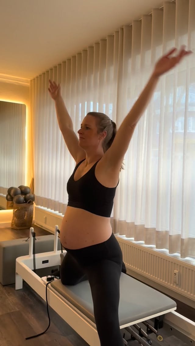 Kann man auch schwanger noch Reformer Pilates machen?
Die Antwort lautet ja, es ist möglich. Sanfte Bewegungen, kleine Modifikationen bei den Übungen, der Fokus auf die eigene Kraft und das Körpergefühl sind die Voraussetzung. Wichtig: nicht jede Übung ist in dieser Zeit empfehlenswert, ganz im Gegenteil. Das Training sollte begleitet und angeleitet werden.
Wir bilden uns stetig weiter, um euch zu begleiten.
#pilates #reformerpilates #reformer #modernpilates #greven