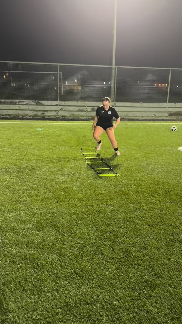 Great 1-to-2 session with Lexi last night 👌🏻
Focused on technical details, repetition of movements and positive touches
Great attitude and effort throughout 👏🏼
Challenge Coach Duff was the player’s choice….free kicks 🎯
Check the whip ⤴️
⚽️⚽️🇪🇸⚽️⚽️