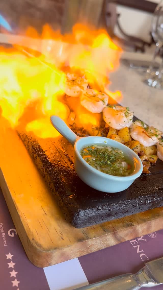 Pulpo en dos presentaciones: al grill con técnica precisa y en ceviche con una mezcla fresca de mariscos y sabores ecuatorianos. Dos formas de disfrutar un mismo ingrediente en Lavid.
#Pulpo #Ceviche #GastronomiaEcuatoriana #QuitoFood #Lavid