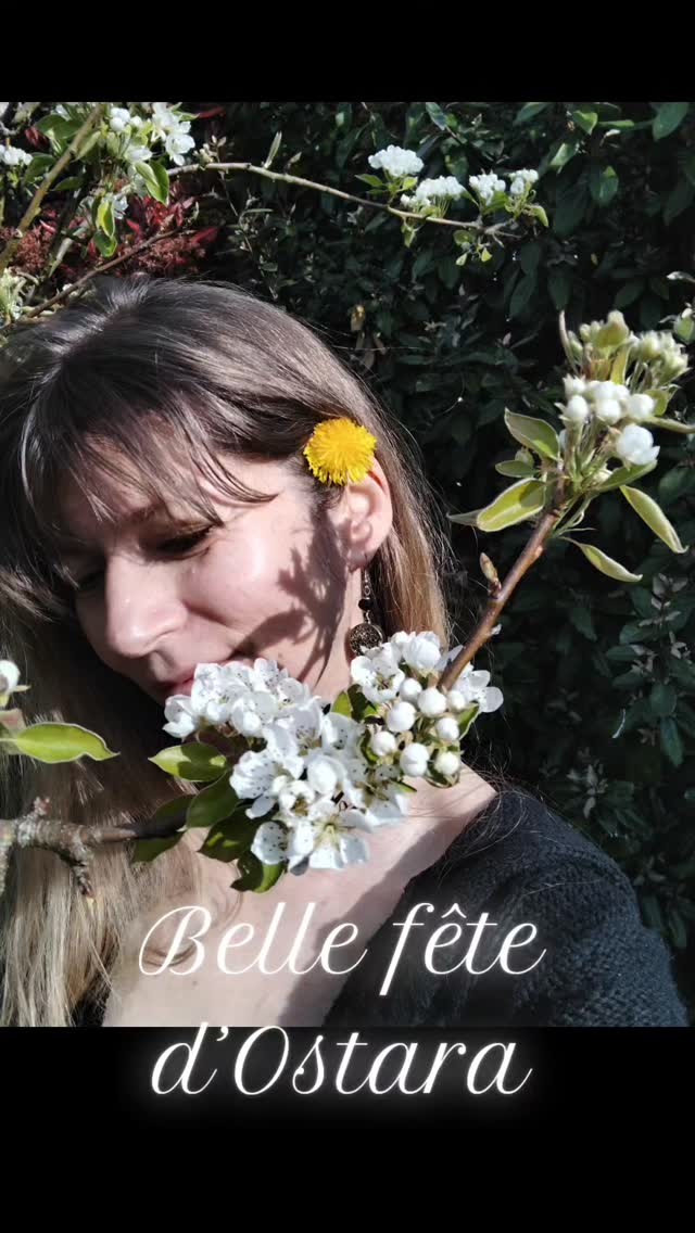 Je vous invite ce soir à partager comme moi vos intentions et vos rituels pour cette belle fête d’ Ostara qui célèbre l'équinoxe de printemps où la lumière et l'obscurité s'équilibrent, la nature continue de s'éveiller doucement
Ce soir j'ai décidé de ralentir de me reposer tout en pensant à mes projets futurs
J'ai ramassé des fleurs de pissenlit pour me faire une tisane et aider mon corps dans cette sortie d'hiver, la couleur de ces fleurs me rappelle vraiment cette luminosité qui arrive
Je vais allumer une bougie et me faire couler un bon bain avec des odeurs d'agrumes que j'aime tant et qui me font penser à ma région de cœur ou le soleil brille et où il fait bon vivre tout en douceur
J'ai aussi ramassé des fleurs de pâquerettes que l'on trouve dans tous les jardins qui agrémenteront ma salade de ce soir et m'apporteront tout le pollen nécessaire pour mon corps qui en a grandement besoin
Et je serai pleine de gratitude pour tout ce que m'offre la nature
Voilà un petit aperçu de ma soirée Ostara 😍🤗🤭☺️
Sensoria Sagesse de Femme
#printemps #équinoxe #sabbat #rituels #nature