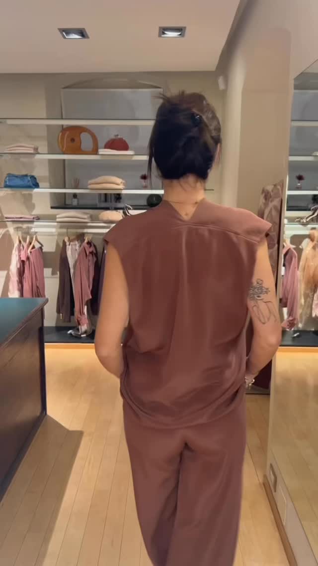 Ragazze, completo meraviglioso di @alysiofficial .
Lo vediamo con due alternative da indossare sopra e poi la chicca finale!
Top €229
Pantalone €295
Giacca €429
Camicia €325
Borsa €240
#alysi #abbigliamentodonna #luxuryfashion #altamoda #ladieswear