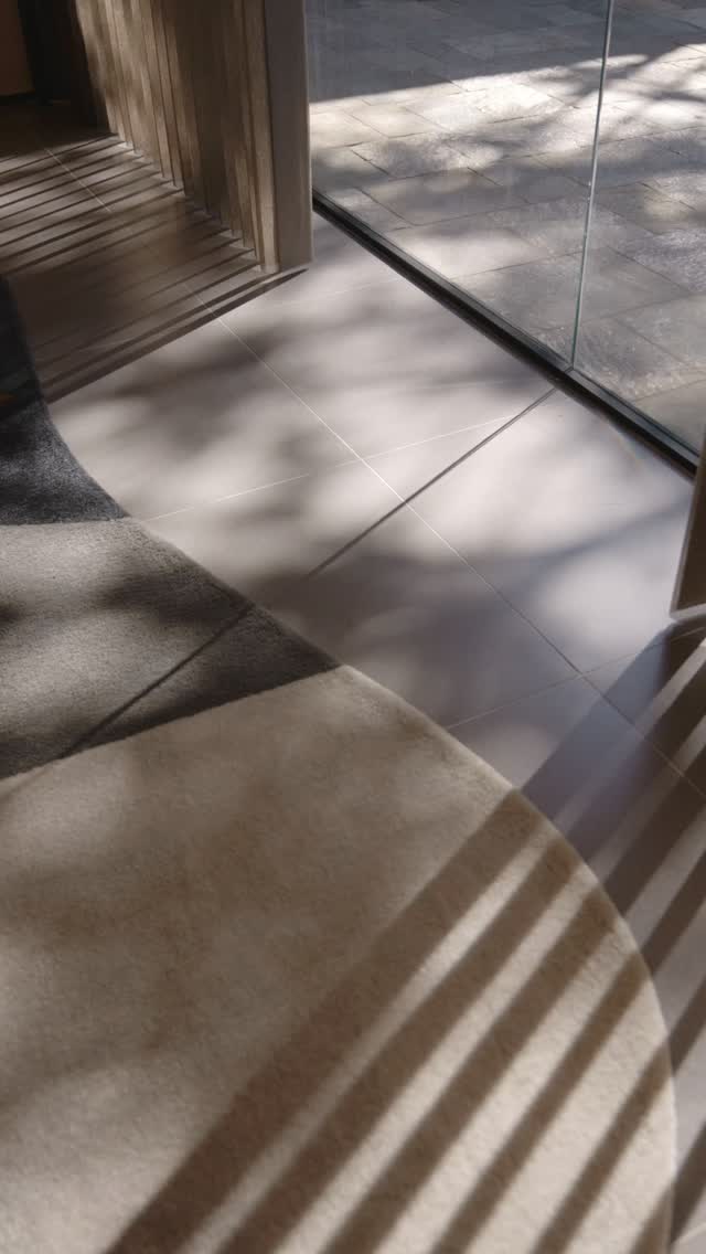 Luz natural na medida certa, conforto em cada detalhe. ✨
A cortina Luminette @hunterdouglasbrasil oferece proteção solar eficaz, reduzindo o calor e preservando seus ambientes, ao mesmo tempo em que permite a graduação perfeita da luz ao longo do dia. Mais controle, mais bem-estar, mais elegância para o seu projeto.
Transforme seus espaços com tecnologia e sofisticação.
Fale com a @arthurdecor e descubra a solução ideal para o seu ambiente.
#arthurdecor #hunterdouglas #interiors #luznatural☀️