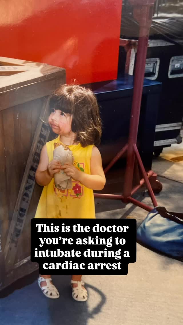 We had to hop on this trend 😜😆. This is who you are asking ER edition! Can you guess who ??? #thisiswhoyoureasking #ertrend #emergencymedicineresident #erdoctor