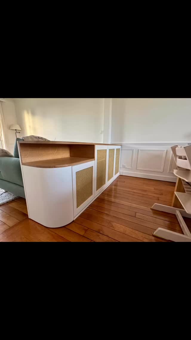 Voilà le meuble terminé et en place. Une claustra en chêne arrive et va être posé dessus jusqu’au plafond, chouette ! 😀 #menuiserie #meublesurmesure #buffet #canage #chêne