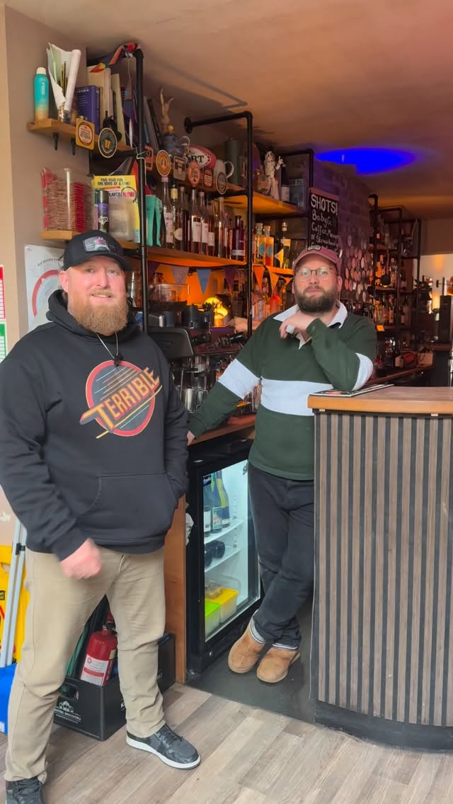 Some trivia with Joe from @flatearthbar … hoping he takes his winnings to buy @dragonsihc tickets for this weekend! #effingterrible #hockeyisfamily #bemoredragon