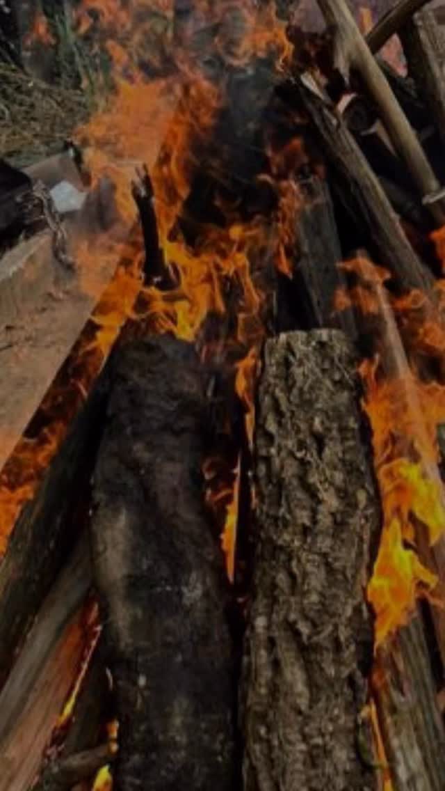 Tive a oportunidade de celebrar o equinócio, o ano novo astrológico e a lua nova em peixes em um temazcal conduzido por @helderdrumond junto a uma equipe incrível, com muita amorosidade, muita presença e firmeza.
Hoje acordo em profunda gratidão, ainda sentindo os efeitos dessa vivência e o acolhimento da nossa Mãe Terra através dos elementos.
O temazcal é uma prática ancestral, intensa e desafiadora, que acolhe e purifica o nosso inconsciente, fortalecendo a nossa capacidade de não deixar o medo e a mente dominarem a experiência, aumentando nossa capacidade de escolha consciente e de ir além das limitações da mente, acessando assim maior capacidade de manifestar novos padrões em nossas vidas.
Seguimos ancorando nossa Potência, Poder, Sabedoria e Amor, manifestando uma nova forma de Ser e estar no mundo.
Fortalecidos por essa medicina ancestral, vamos nos lembrando, aos poucos, da verdade do Ser, de quem realmente Somos.
Música: Cantos de Temazcal
Abuela Margarita
Humana aprendendo a Ser
Eu Sou aqui
Eu Sou aí
Silvana da Cunha
Cientista Intuitiva • Alquimista • Mentora • Palestrante • Consteladora Sistêmica Familiar • Terapeuta Holística • Fundadora da TQC Cura Quântica®️ e do Despertar Quântico da Consciência
www.florescimentocriativo.com