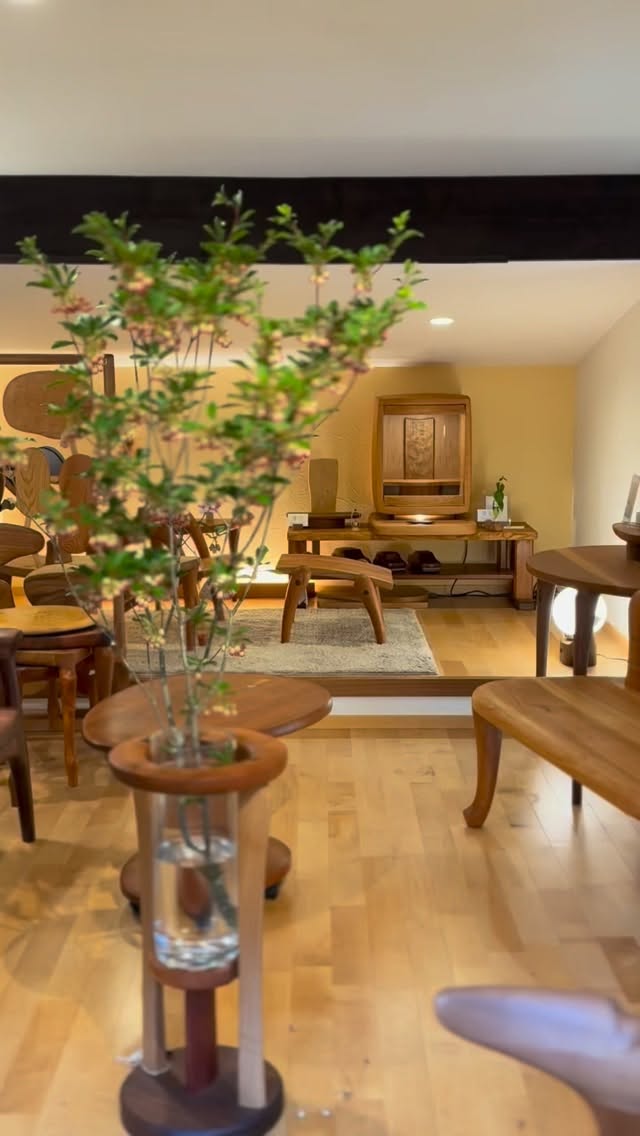 横浜クイーンズスクエアでお待ちしております。
作品展が、だんだんと近づいてきました。
制作も大詰めです。
一枚板のダイニングテーブルや、ソファ
譜面台やお仏壇
幅広い作品を今年も300点以上出展いたします。
オーダー製作のご相談も承っております。
ぜひ会場へ足を運びください。
___________________________
横浜クイーンズスクエア内
みなとみらいギャラリーA
2026/3/31~2026/4/6
八ヶ岳手作り造形家具 いっぴん工房
潤いのある暮らし-手が生み出すカタチ-展
___________________________
#オーダー家具 #一枚板 #お仏壇 #いっぴん工房 #八ヶ岳