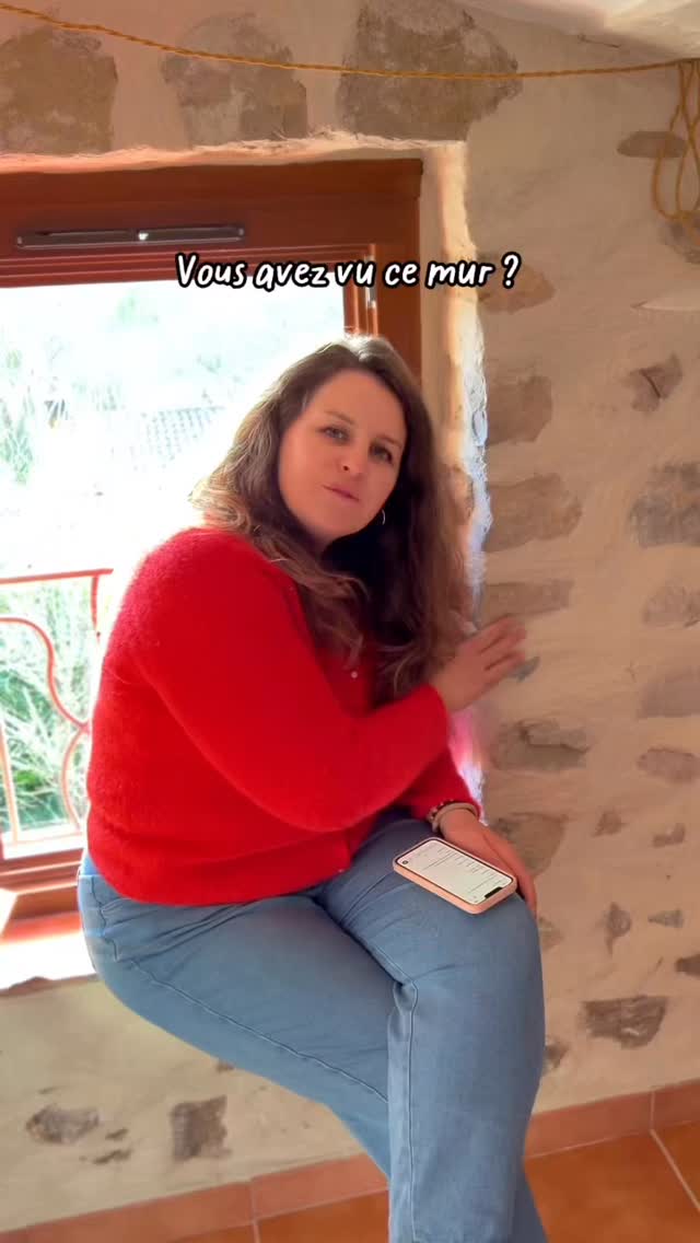 Vous voyez ce mur ?
On a fait le choix de le jointer à la chaux…
plutôt que de le cacher derrière du placo.
Oui, c’était plus simple de tout recouvrir.
Mais ça aurait été dommage.
Vraiment.
Parce que cette pierre, elle est déjà là.
Elle a une histoire.
Une matière.
Une présence.
La chaux, elle permet de la révéler.
C’est un choix plus économique.
Plus écologique.
Et surtout… plus juste.
On ne rajoute pas.
On travaille avec l’existant.
Et vous, chez vous…
vous avez déjà caché quelque chose
qui méritait d’être gardé ?
#architectureinterieure #chaux #renovation #montpellier #transitionecologique
Aurélie Faure Architecte d’intérieur durable Montpellier et sud de la France