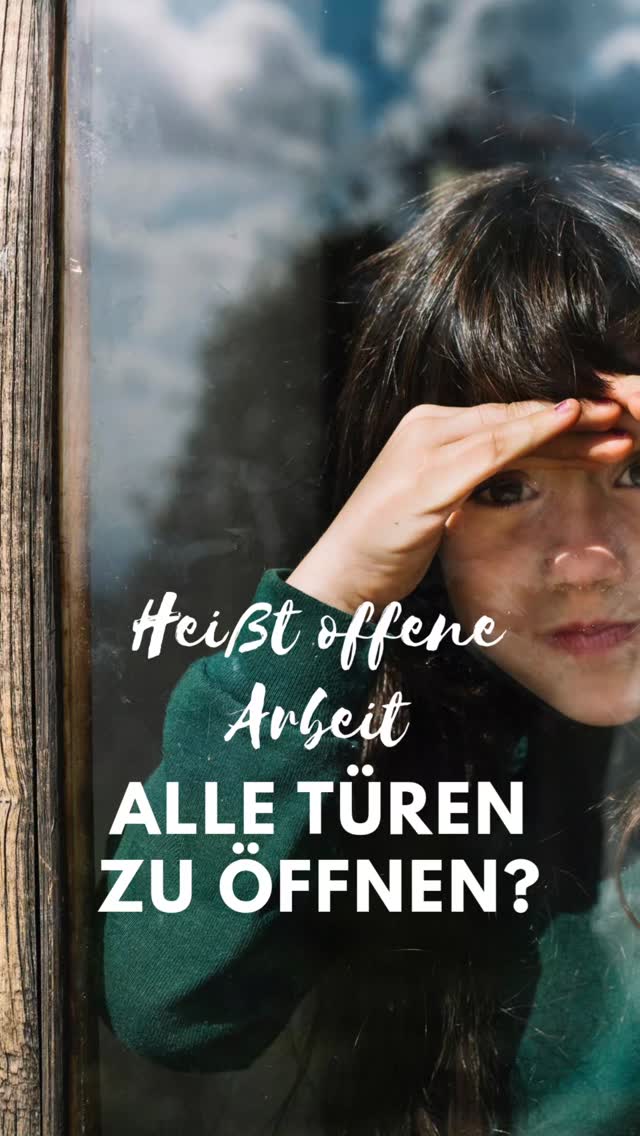 Nein, qualitätsvolle offene Arbeit findet zeitweise hinter geschlossenen Türen statt, damit die Kinder alleine, miteinander oder mit Erwachsenen ungestört spielen und arbeiten können. Eine Tür hinter sich zu schließen, das ist ein Bedürfnis, dem die Offene Kita Raum gibt.
Öffnung bedeutet in der offenen Arbeit, die Beschränkung der Kinder auf bestimmte Räume aufzuheben.
Alle Räume im offenen Haus werden als Ganzes gedacht und für alle Kinder differenziert gestaltet. Den Kindern ermöglichen wir damit einen vielfältigen Spielraum für eigene Handlungen und Erfahrungen.
Sie können sich je nach Bedürfnis und Interesse dorthin begeben, wo sie das tun können, was für sie gerade von Bedeutung ist.
Auch, indem sie Türen schließen!
Kita mit Herz
#kitacoaching
Pädagogik der Zukunft
#Inhousefortbildung
Kindzentrierte Haltung
#teamreflexion
Erzieherausbildung
#zeitgemäßebildung
Offene Werkstattpädagogik