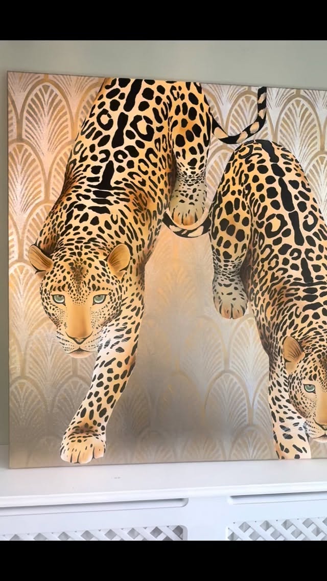 Testing out the lighting effects on my new artwork today. A backdrop created in metallic, with a hide and seek effect patterns that shimmer and fade in the light..
I can’t wait to see this one up in my clients stunning home 😍
For more info on commissioned art please DM
#art #new #commission #art #post