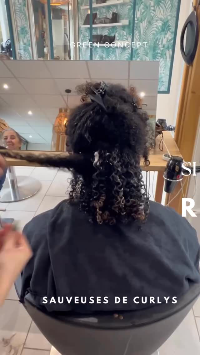 Les boucles ont longtemps été cachées, lissées ou transformées…
Chez Green Concept, nous faisons l’inverse : nous les révélons
💇♀️ Venez rencontrer nos expertes au salon à Combs-la-Ville et offrez à vos boucles l’attention qu’elles méritent
📅 Réservez votre rendez-vous dès maintenant