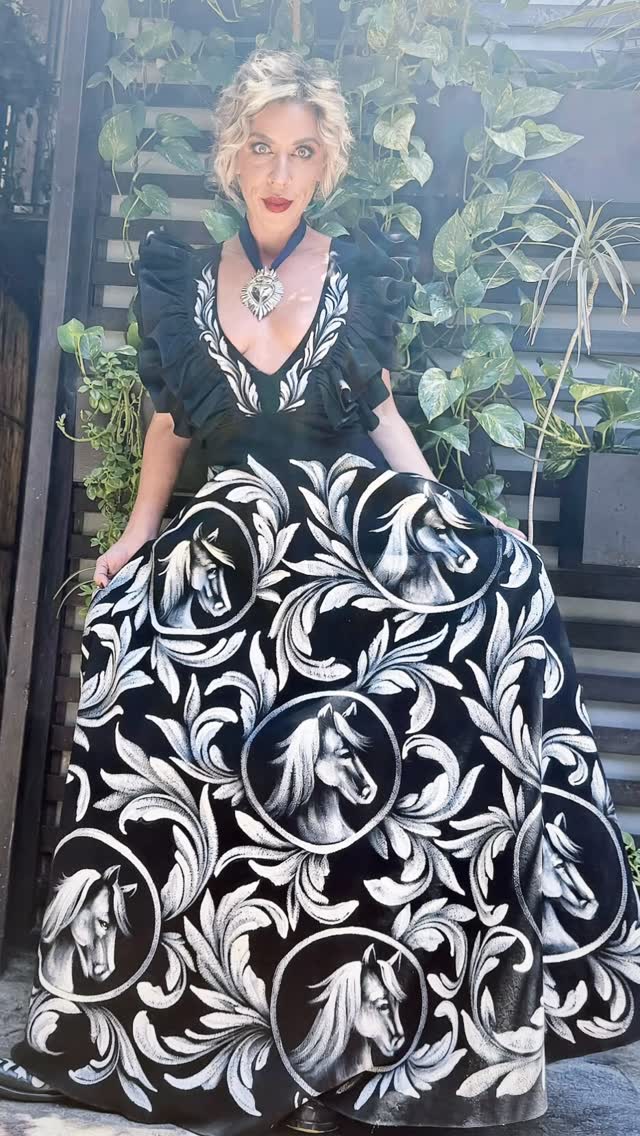 What a delight to model this fabulous dress by @claudia_bo_designer and boots @carriecameronart at the @esperanzaequina fundraiser today! Thank you for the opportunity and the beautiful makeup @carlotazertuche and @therestaurantsma for hosting! Proceeds went to benefit Esperanza Equina, a 501c3 non-profit horse and donkey sanctuary in San Miguel! Check out their wonderful and important mission and please support them! 💕 #horserescue #cowgirl #cowgirlstyle #sanmigueldeallende