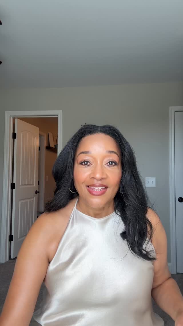 Visit www.hellobeautifulbrand.com to experience our body scrubs that are formulated to provide gentle exfoliation without disrupting the skin’s natural barrier and 4 different botanical oils designed to nourish and support the skin’s protective barrier. #bodycare #deadskin #healthyskincareproducts #sugarscrub