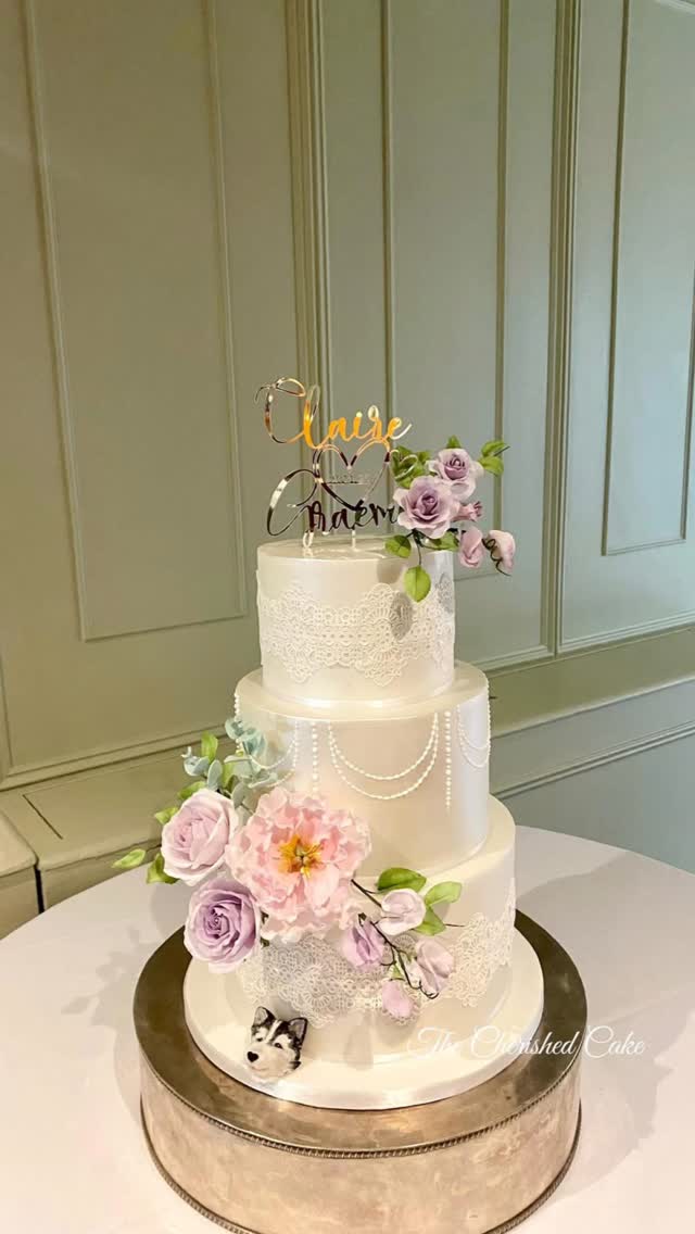 I specialise in sugar flowers and elegant cakes 🌸☺️
Sugar flowers elevate your wedding cake ✨
Creating a wow moment for everyone to enjoy.
Food-safe, long-lasting, and designed to complement your wedding theme and colour palette perfectly!
.
.
.
#sugarflowers #elegantweddingcakes #weddingcake #luxuryweddings #wedding