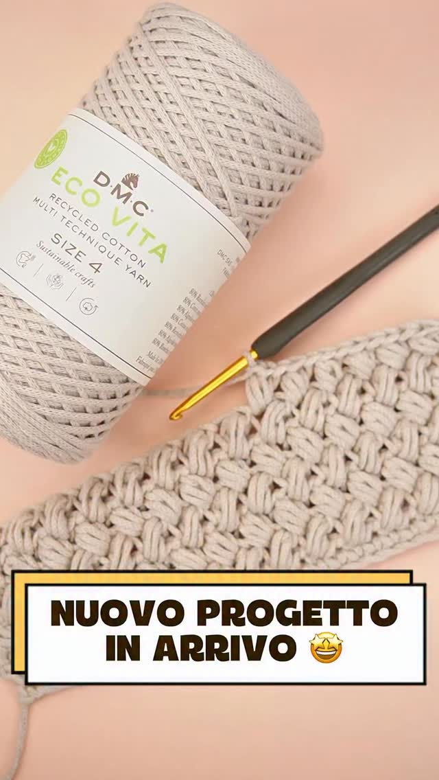 Ok, ammettiamolo: la texture è tutto ✨🧶
Per il mio secondo progetto in collaborazione con DMC, volevo un punto che uscisse letteralmente dagli schemi. Ho scelto l’Eco Vita 4 nella tonalità super neutra e naturale perché la sua definizione è pazzesca e rende questo intreccio quasi scultoreo.
Non vi svelerò subito il nome del punto, ma guardate quanto è bello 🤩
Tu lo hai già riconosciuto o è la prima volta che lo vedi? Scrivimelo nei commenti! 👇
#dmc #borseuncinetto #crochetdesign #crochetbag #uncinettomoderno