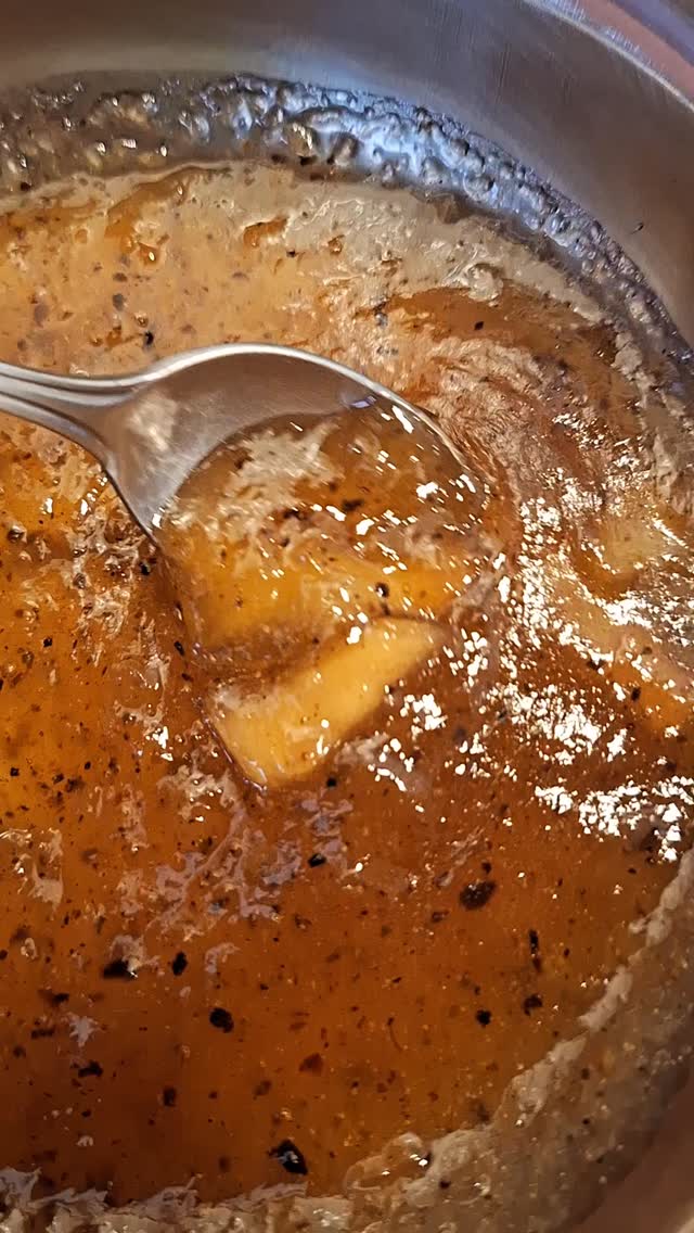 Préparez vos papilles, on passe au niveau supérieur. 🍐💥
Regardez cette texture...
C’est le mariage parfait entre la douceur fondante de la poire et le caractère boisé, presque sauvage, du poivre Voatsiperifery de Madagascar. Un mélange audacieux qui réveille vos papilles. 🥄🔥
Vous l’imagineriez plutôt sur une brioche perdue ou avec un fromage de caractère ?
Dites-moi en commentaire ! 👇
.
.
.
.
#benedettoconfituresatypiques #jam #instafood #paris #love