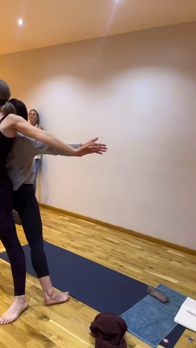 The methodology of Trikonasana ( त्रिकोणआसन )Triangle Pose .
During our first weekend of this Springs 💐 200hr Yoga Teacher Training our aspiring teachers explored many of the foundation postures, including Trikonasana.
This wonderful paired exercise really helps aspiring teachers embody the alignment of the pose rather than just performing the pose.
What a fantastic 1st weekend 🙏🏽
#yogateacherlife#yogateachertrainingcourse#200hrytt#suffolkyogasuffolkyogastudio