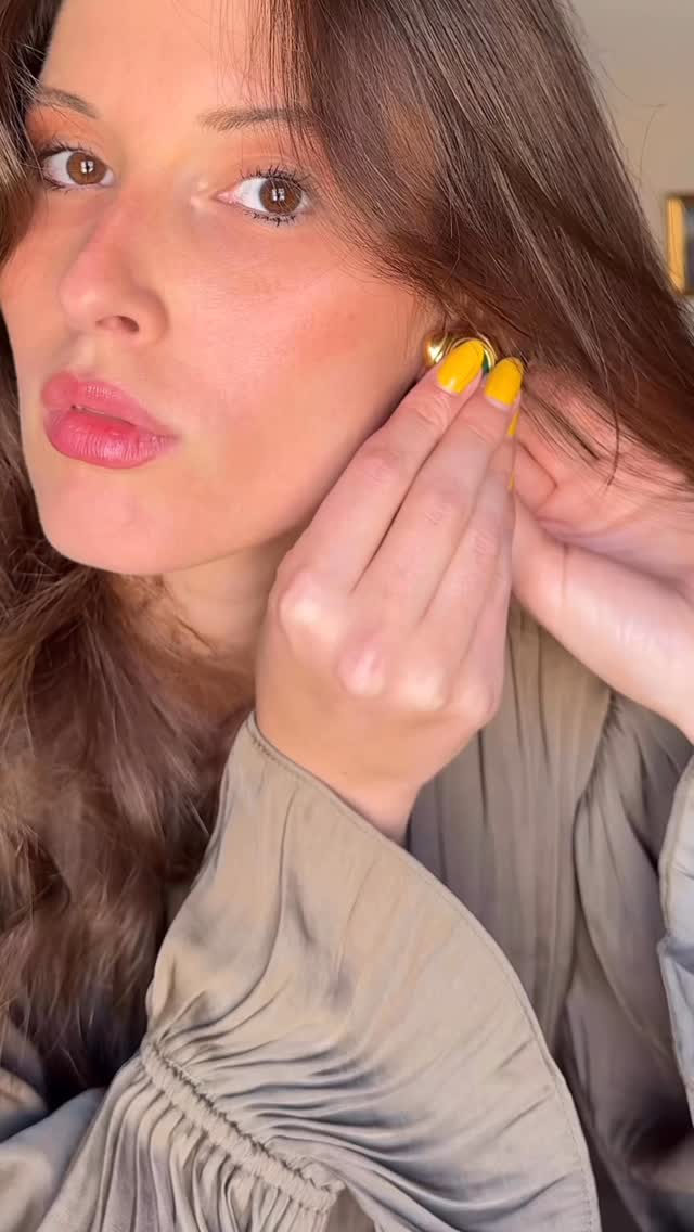 I gioielli Tabàna nascono da un’idea semplice: essenziali, pensati per andare oltre le tendenze.
Minimal ma con carattere, dall’animo mediterraneo, si adattano con naturalezza a look diversi.
Quelli della The Core Collection, indossati da Elisa sono i gioielli più amati ed iconici ✨🤎