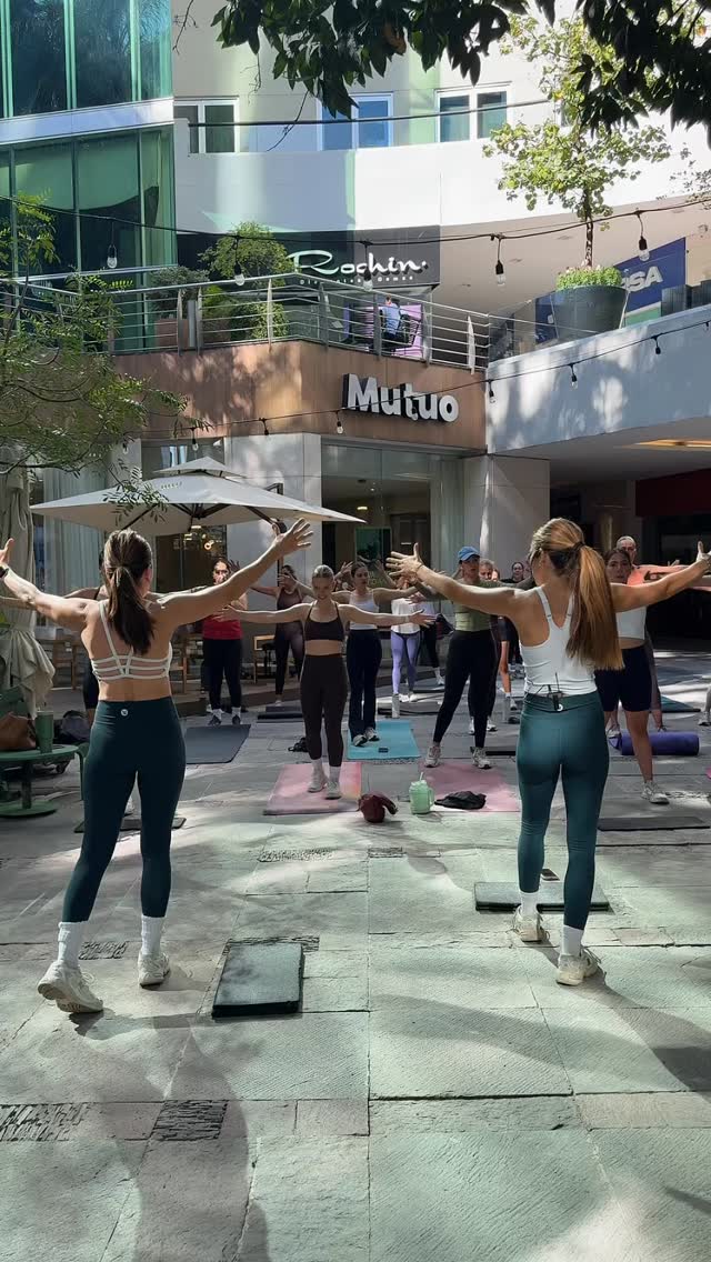 Así se vivió Pop Up Weekends en Punto Sao Paulo. ✨
Un día donde el movimiento, la creatividad y la música se encontraron en un mismo lugar. 🌸🎶
Clase de ejercicio, bazar, DJ y un taller de floristería que hizo de cada momento algo especial.
Una experiencia para disfrutar, conectar y dejarte llevar.
Nos vemos en el próximo. ✨