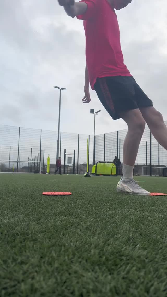 2 important lessons of learning for Lewis ✅
1 - in the key moments relax, when your tense the ball feels it! It’s important to show calmness in the key moment with either technique or decision making.
2 - train your non preferred foot, the same as you would you’re strong foot. If you only have one strong foot, your only half a player. Be unpredictable and most importantly take pride in developing your weaknesses.
@coach_bradruddick
📧 - info@footballfocused121.com
💻 - www.footballfocused121.com
📞 - 07723505495
#footballfocused121 #121footballcoaching #footballglasgow