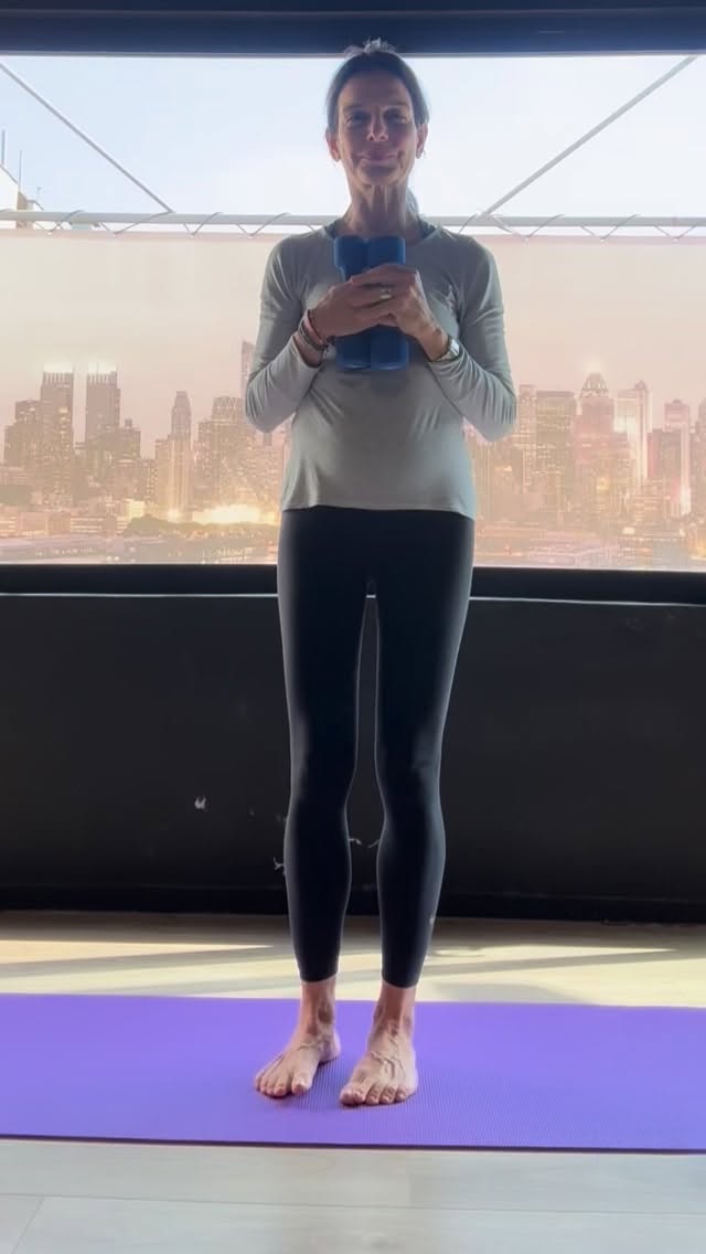 A year calendar with 52 Pilates & Yoga exercises
Week 12 challenge: Bent-Over Row with Dumbbells / Κωπηλατική από όρθια θέση με κάμψη του κορμού
Συχνά οι μύες της πλάτης είναι παραμελημένοι. Και ο λόγος είναι ότι εστιάζουμε την προσοχή μας περισσότερο στην κοιλιά, στους γλουτούς και στα χέρια. Όμως οι μύες της πλάτης υποστηρίζουν τη σπονδυλική μας στήλη βελτιώνοντας τη στάση μας. Η κωπηλατική σε όρθια θέση με κάμψη του κορμού εκτός από ότι δυναμώνει τους μύες της πλάτης έχει και άλλα οφέλη όπως:
🔹δυναμώνει τον πυρήνα αφού ενεργοποιούμε το powerhouse
🔹βελτιώνει τη σταθερότητα
🔹εμπλέκει κι άλλες αρθρώσεις και μυϊκές ομάδες όπως των χεριών και των ώμων
🔹βελτιώνει τη δύναμη μας στις καθημερινές μας κινήσεις, να μπορούμε να σηκώσουμε κάτι βαρύ
Όταν την εκτελείτε να προσέχετε να κρατάτε την πλάτη σας ίσια έχοντας ελαφρά λυγισμένα τα γόνατα
@afcathensfitness
#livelifewell_gr #beyond50 #wellbeing #exercisemotivation #healtylifestyle