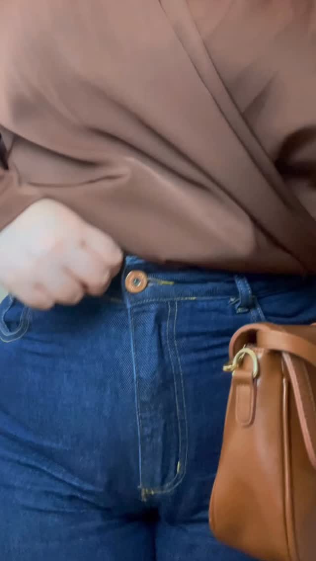 A famosa “Calça de Shopping” continua em alta e sempre será a minha queridinha para qualquer momento, o modelo Wide é um coringa para um guarda roupa inteligente e confortável.
Para demonstrar como ela me acompanharia a @shyrosjeans me propôs o desafio de 1 calça em 3 estilos, aproveitei para compartilhar minhas sugestões para esse outono:
Look 1: Camisa marrom em cetim, sandália de tiras em caramelo, bolsa marrom e um óculos de armação dourada fina, perfeito para uma reunião com cliente ou um dia no escritório
Look 2: Regata branca com gola alta, scarpin branco e uma bolsa rosa metalizada com “charms” descontraídos, para aquele “girls night” descontraído e estiloso.
Look 3: Jaqueta com estampa camuflagem, maxibag, um converse branco e o truque do momento de barra dobrada, para uma tarde resolvendo a vida ou apenas uma ida ao Shopping, para dar nome mesmo ao meme!
Se você também ficou apaixonada pelo modelo, pode ficar tranquila que não vou ficar com o ouro só pra mim!
Calça Wide Leg lavagem Ai: 39013
Confira essa e mais milhares de opções no site da Shyro’s Jeans!