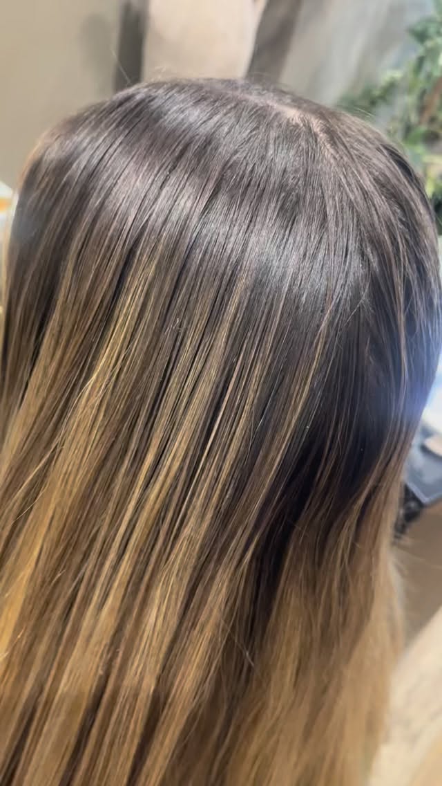Natural summer blonde 🌼
Perfectly blended to the root for a low maintenance grow out. Toned to the most beautiful natural looking blonde. Like a sun-kissed dream !
All whilst maintaining a natural shine and never compromising the condition of the hair.
Transformation work by Belle 🩷
BLONDE HAIR I HAIR STYLIST I SUMMER