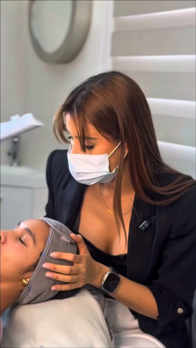 ¿Sabías que tu piel se renueva cada 28 días? 🗓️✨
Aunque seas constante con tu rutina en casa, hay impurezas y puntos negros que el jabón no logra alcanzar. Una limpieza facial profunda mensual no es un lujo, es la base para que tus productos de skincare realmente funcionen y penetren como deben.
¡Dale a tu piel el respiro que merece! 💆♀️✨
📍 Te esperamos en Vital Beauty Clinic.