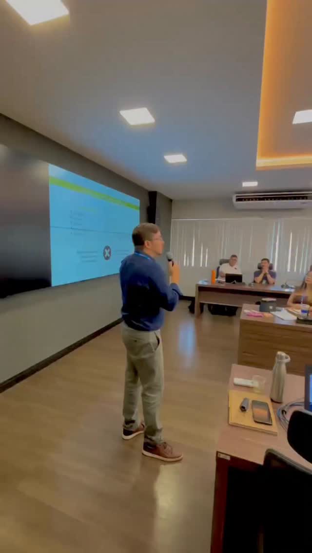 A Emboé teve a honra de apoiar a 1ª turma da capacitação em elaboração de projetos para a Lei de Responsabilidade Ambiental, realizada com servidoras e servidores da SEMAS Pará.
Foram 40 horas de formação, combinando conteúdo técnico e prática aplicada. Ao longo da capacitação, a turma aprofundou conhecimentos sobre a LRA, as metas do
Plano Estadual Amazônia Agora (PEAA), fundamentos de gestão de projetos e, principalmente, elaborou propostas alinhadas aos desafios estratégicos do estado.
Durante o processo, foram utilizadas ferramentas clássicas da gestão de projetos, como modelo de resultados, quadro lógico, cronograma, orçamento, estrutura de governança, entre outras, permitindo transformar ideias em projetos estruturados e viáveis para captação de recursos da LRA.
O resultado foi uma excelente carteira de projetos, com potencial concreto de apoiar o alcance das metas estaduais de sustentabilidade.
Toda a turma da SEMAS está de parabéns pelo conhecimento técnico, dedicação e engajamento ao longo da capacitação.
Teremos novas turmas com foco nas demais secretarias do Estado, ampliando essa agenda e fortalecendo a construção de projetos que contribuem para tornar o Pará cada vez mais sustentável.
#somosemboé #lra #fazeracontecer #meioambiente #projetos