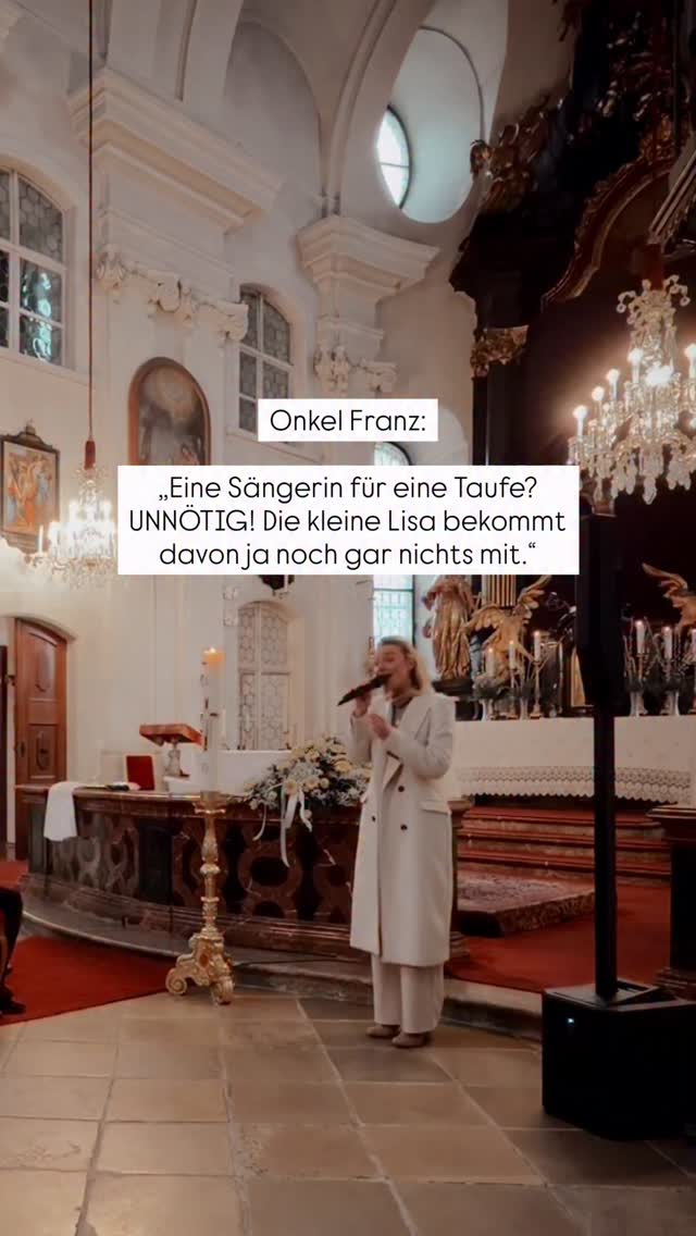„Eine Sängerin bei der Taufe?
Das Baby bekommt doch eh nichts mit.“
Diese Bedenken höre ich tatsächlich öfter.
Aber auch ganz kleine Babys nehmen Musik wahr- oft sogar viel feiner, als man denkt.
Nicht über Worte, sondern über Klang, Stimmung und Gefühl.
Die kleinen Ohren sind da ziemlich sensibel.
Ein Punkt, der auch oft angesprochen wird, ist die Lautstärke.
Ich achte ich sehr bewusst darauf, dass alles ruhig und angenehm bleibt- angepasst an den Raum und vor allem an die Kinder.
☝🏼Es geht nicht um laut oder beeindruckend, sondern um eine sanfte Atmosphäre.
Was ich dabei immer wieder beobachte:
Während der Musik wird es oft ruhig.
Babys schauen, hören zu, wirken irgendwie „ganz bei sich“.
Und ehrlich: Ich habe es (wenn überhaupt?) nur ganz selten erlebt, dass ein Baby währenddessen weint.
Für mich zeigt das einfach:
Musik kommt auch bei den Kleinsten an.
Vielleicht anders als bei uns-aber mit mindestens der gleichen Magie 🤍
SÄNGERIN
TAUFE
MAGIE
#taufe #taufsängerin #wettendass #musikalischefrüherziehung #amilliondreams