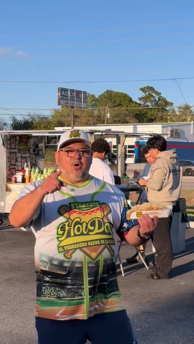 En Stadium Hot Dog FL no vendemos solo perros calientes… ¡te llevamos directo a tu tierrita! 🇻🇪🇺🇸
Cada mordida es sabor, recuerdos y ese toque único que solo los verdaderos saben reconocer 🤤✨
Si estás en Orlando y quieres probar LOS MEJORES perros calientes… ya sabes dónde llegar 💯