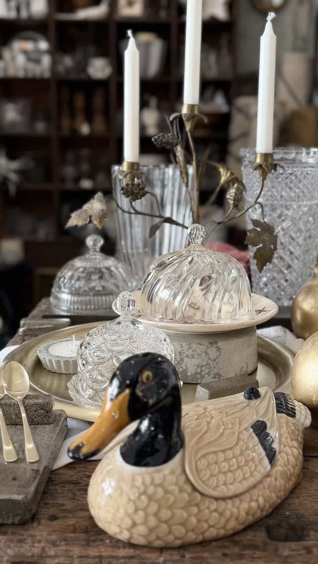 primavera, papere e pace.
sono solo oggetti, spesso più decorativi che altro ma portano dal passato un tocco di delicatezza e charme di cui c’è sempre più bisogno.
Sto finendo anche di preparare le uova in legno che avete tanto apprezzato lo scorso anno, le covo ancora oggi e domani e poi sono tutte vostre!
#emporiomikica