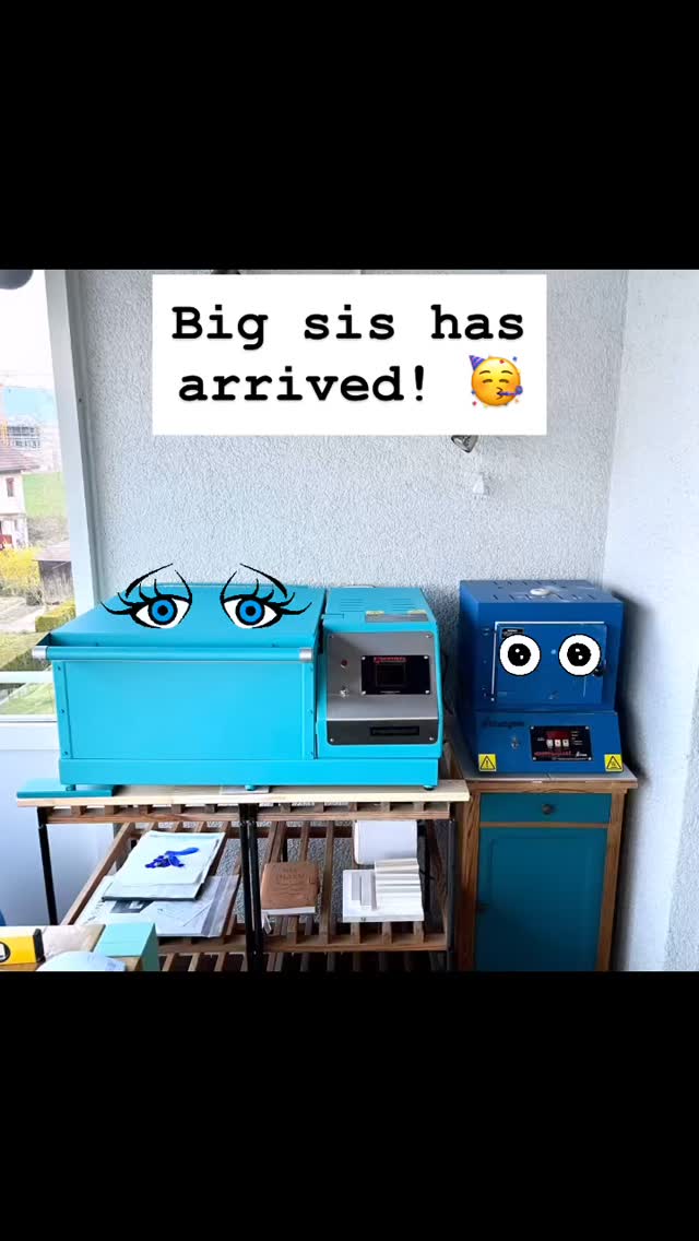 It was a big step (hopefully) ahead last Saturday… I’ve bought a bigger kiln! So much more space! I hope the small one will not be jealous 😊