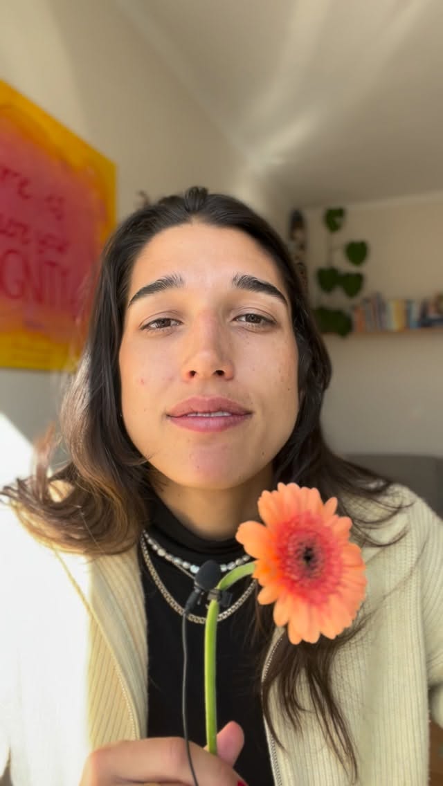 Ich spreche hier von der Fähigkeit,
Verantwortung für uns zu übernehmen.
Dort, wo wir zu viel tragen.
Zu viel verstehen.
Zu lange bleiben.
Weil wir an romantischer Liebe festhalten,
statt an Augenhöhe und Selbstachtung.
Und dort,
wo gelernt wurde Verantwortung abzugeben und damit durchzukommen.
Wo Gefühle negativ bewertet werden,
aber Verhalten komplett emotional beeinflusst ist.
Wo fehlende emotionale Kompetenz durch
Rückzug, Abwertung oder Überforderung
auf Frauen* ausgelagert wird.
Es geht mir nicht darum,
dass Frauen* sich verbessern sollen.
Sondern darum,
zu erkennen, wo wir geprägt wurden, Sch*** zu tolerieren.
Es ist Zeit, damit aufzuhören,
uns zu kümmern, wenn es uns schadet
(und uns dafür verantwortlich zu fühlen)!
Und anzufangen,
uns selbst mit Würde zu tragen.