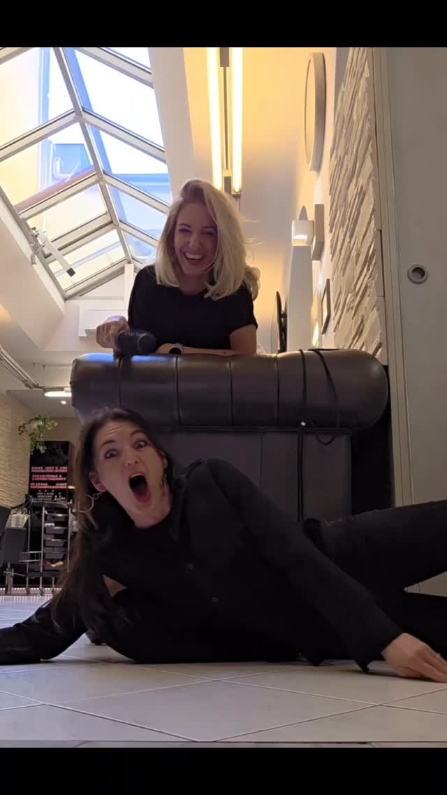 🔊
Spaß gehört bei uns dazu..
Damit nie langweilig wird.. 🫶🏻
😂
#klagenfurt #hairdresser #lovemyjob #spaßmusssein